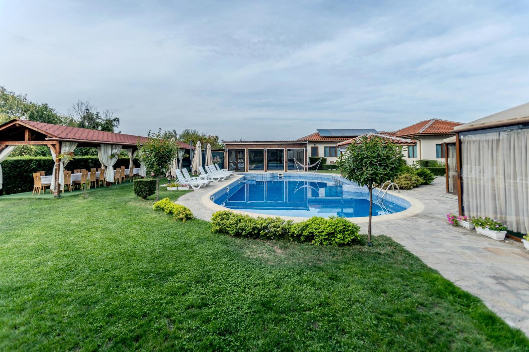 Вила Флора Паталеница Exterior photo