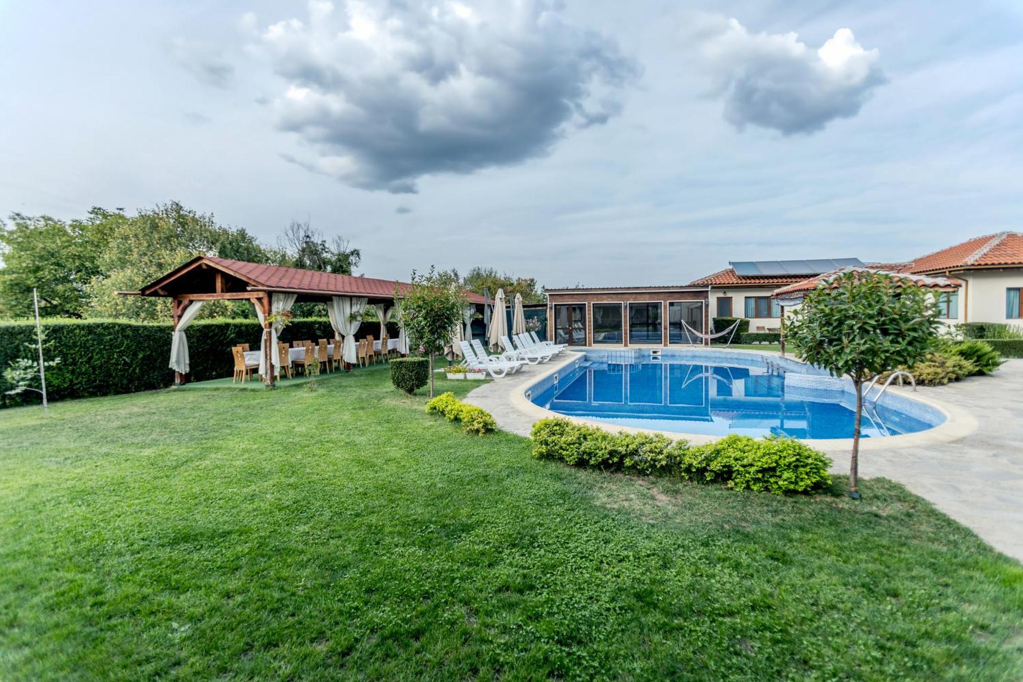 Вила Флора Паталеница Exterior photo